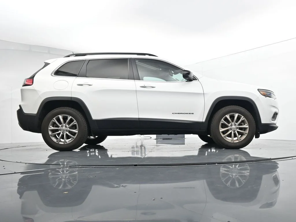 Used 2022 White Jeep Latitude Lux image 23