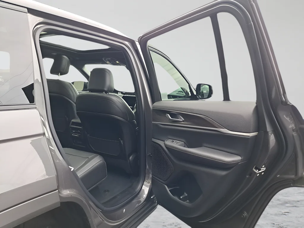 New 2025 Baltic Gray Metallic Clear-Coat Exterior Paint Jeep Limited image 12