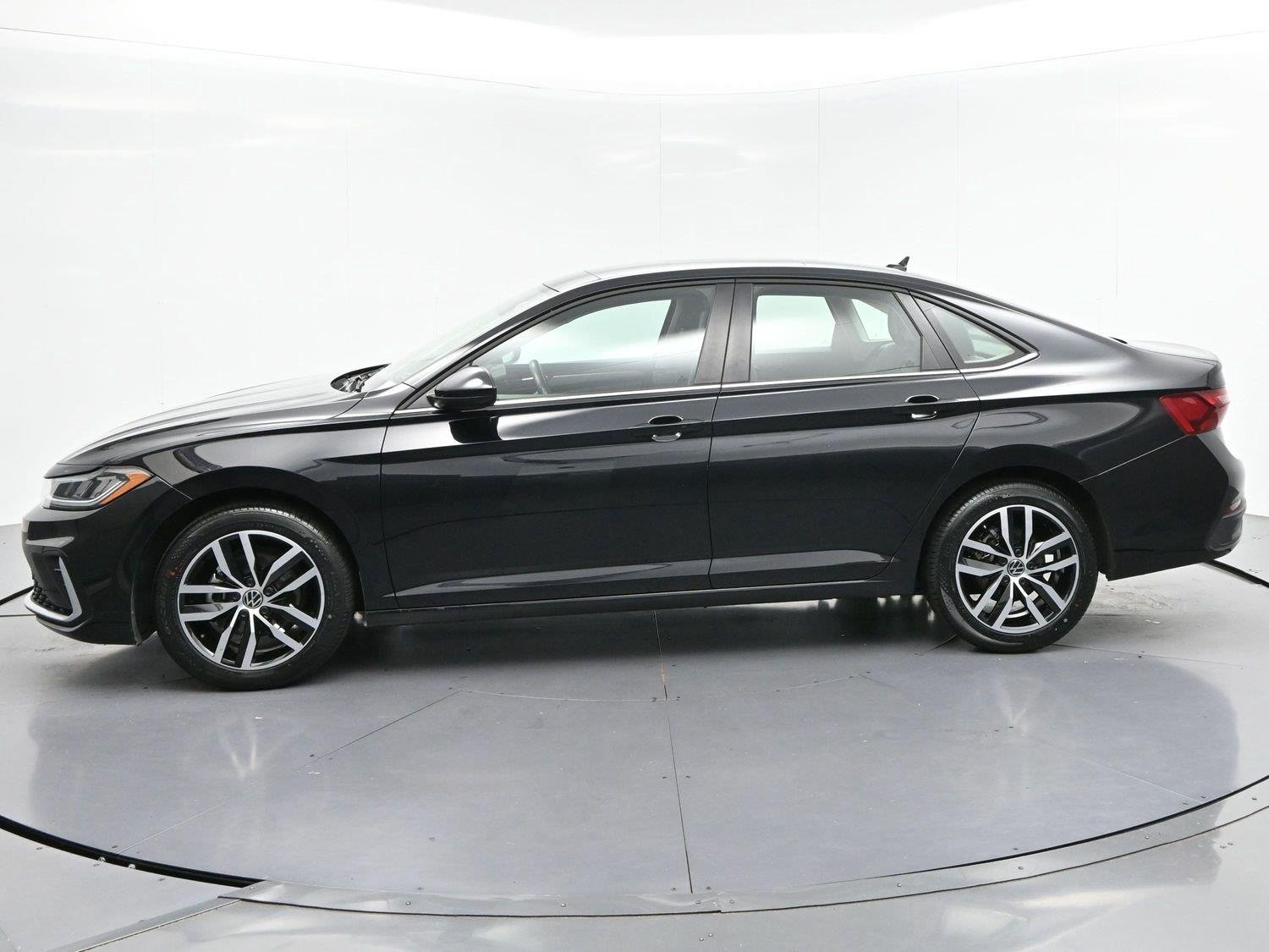 Used 2025 Deep Black Pearl Volkswagen SE image 4