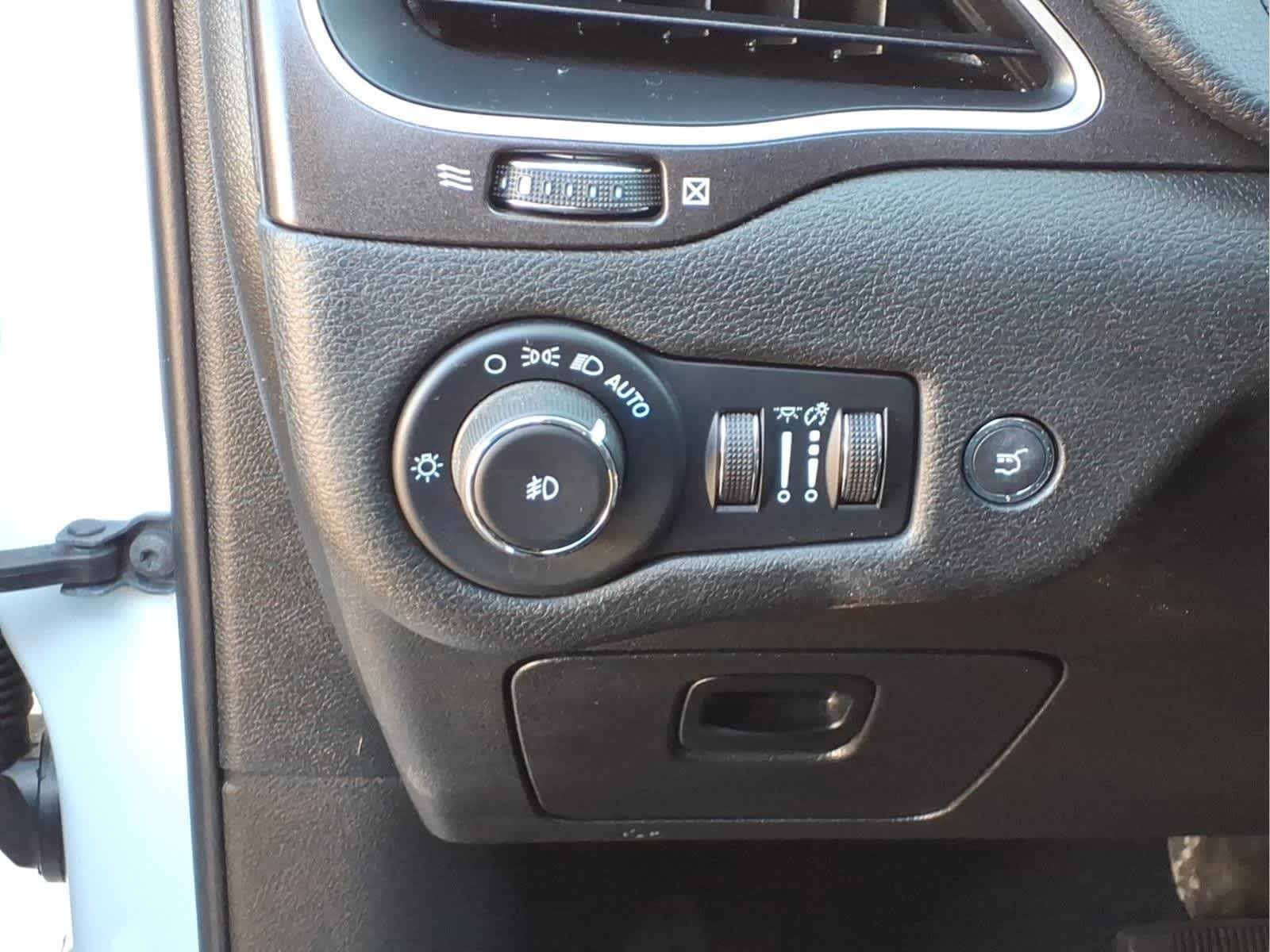 Used 2022 Bright White Clearcoat Jeep Trailhawk image 13