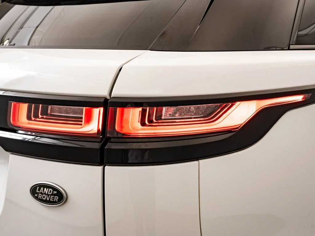 Used 2023 Fuji White Land Rover R-Dynamic S MHEV image 9