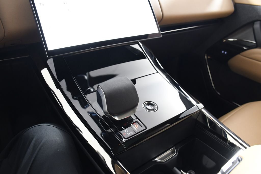 New 2026 Fuji White Land Rover SE image 31