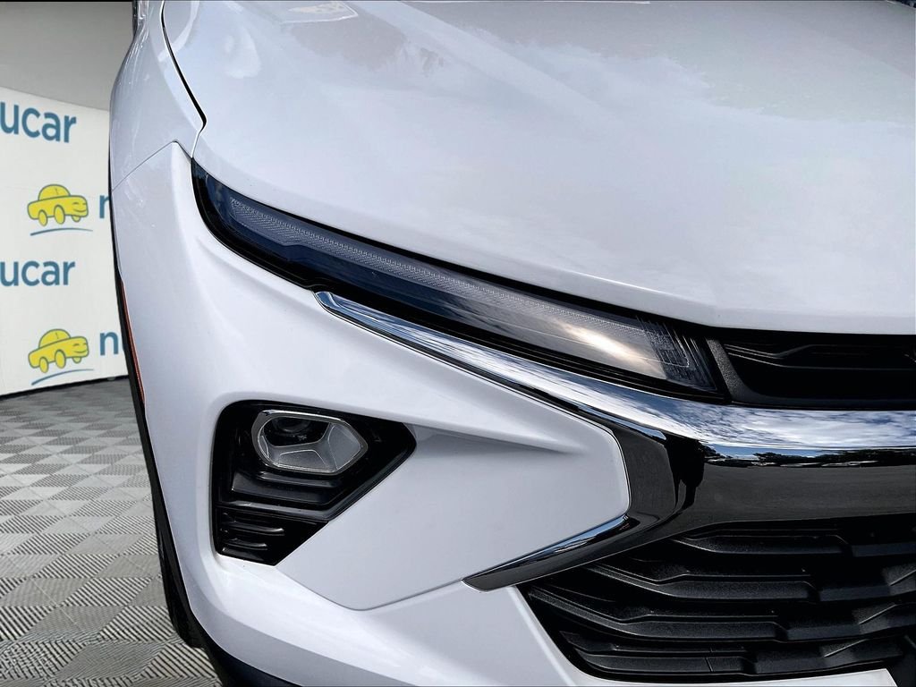 Used 2025 White Chevrolet LT image 29