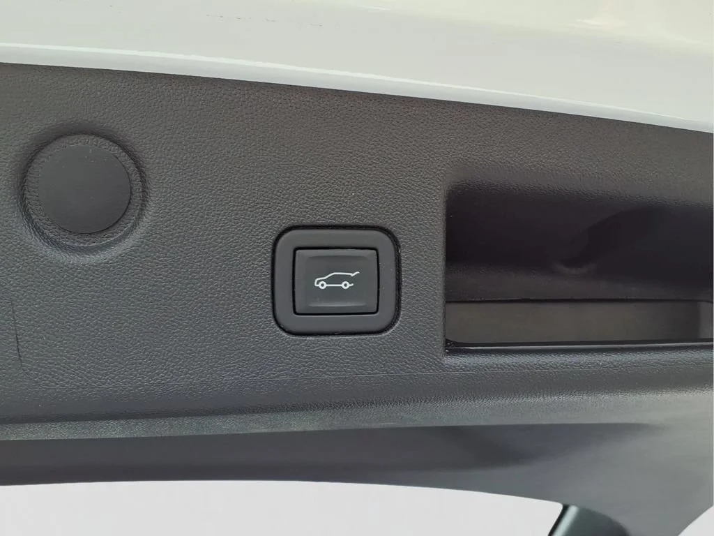 Used 2023 SUMMIT WHITE Chevrolet Premier image 33