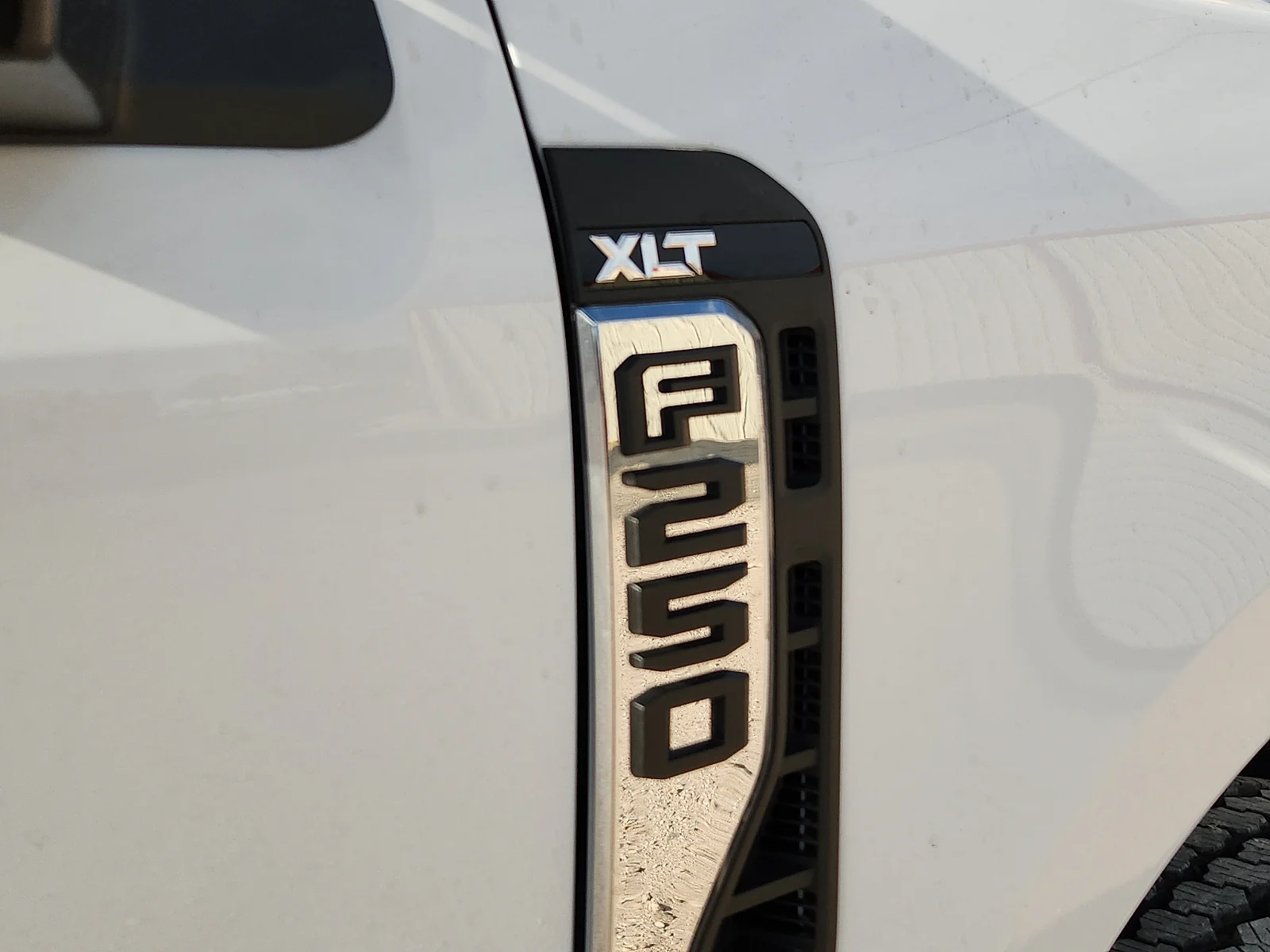 New 2027 Oxford White Ford XLT image 10