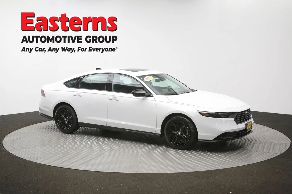 Used 2025 White Honda SE image 47