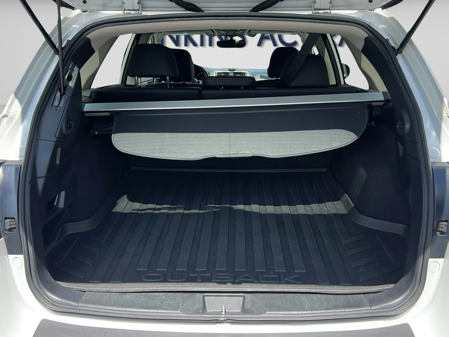 Used 2019 Crystal White Pearl Subaru Limited image 9