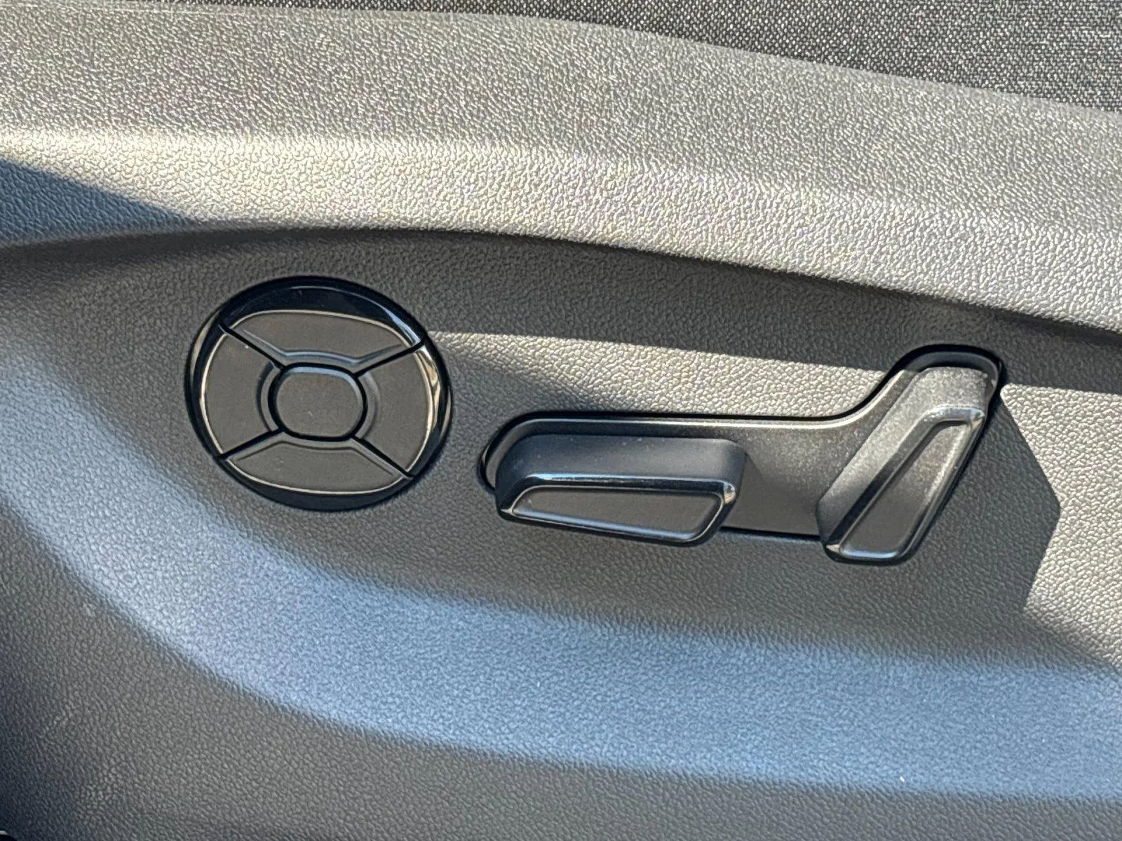 New 2026 pyrite silver metallic Volkswagen SE image 16