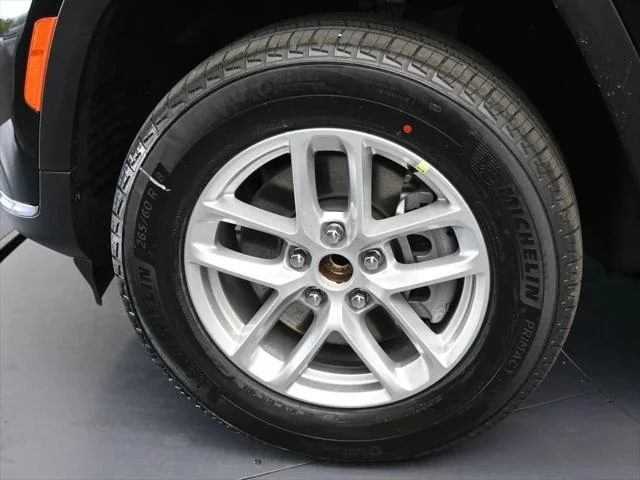 New 2026 Diamond Black Crystal Pearl-Coat Exterior Paint Jeep Laredo image 24