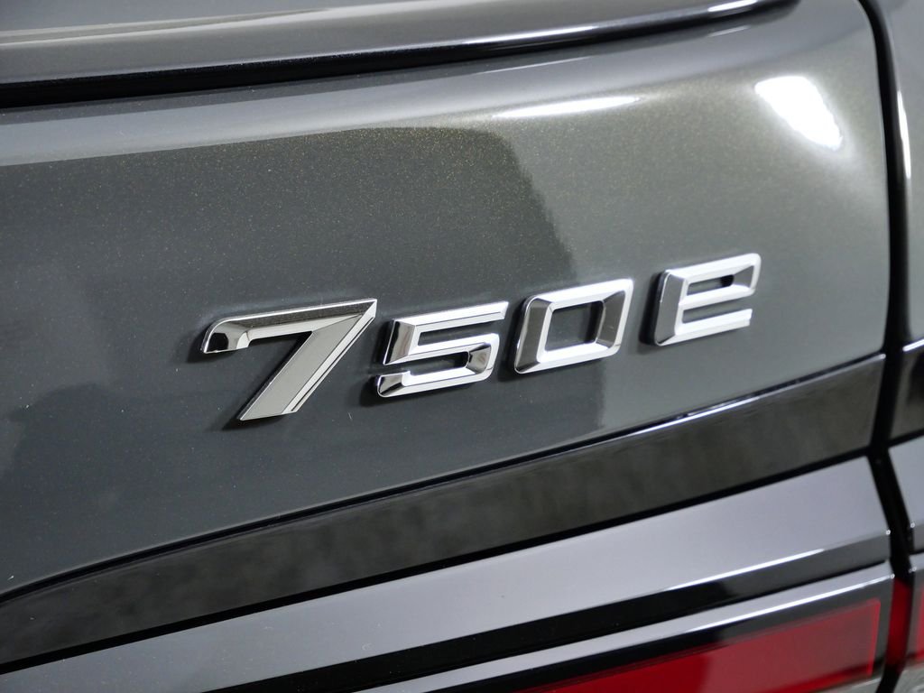 2025 BMW 7 Series 750e - Photo 12