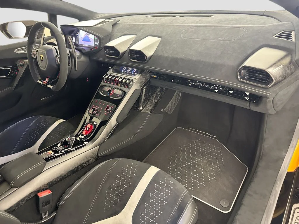 Used 2018 Gold Lamborghini Performante image 30