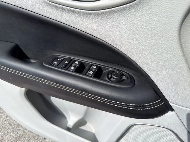 Used 2019 Blue Jeep Latitude image 10
