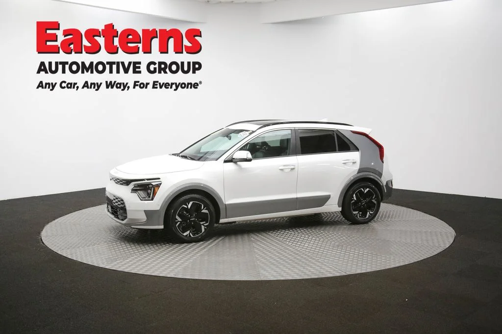 Used 2023 White Kia Wave image 60