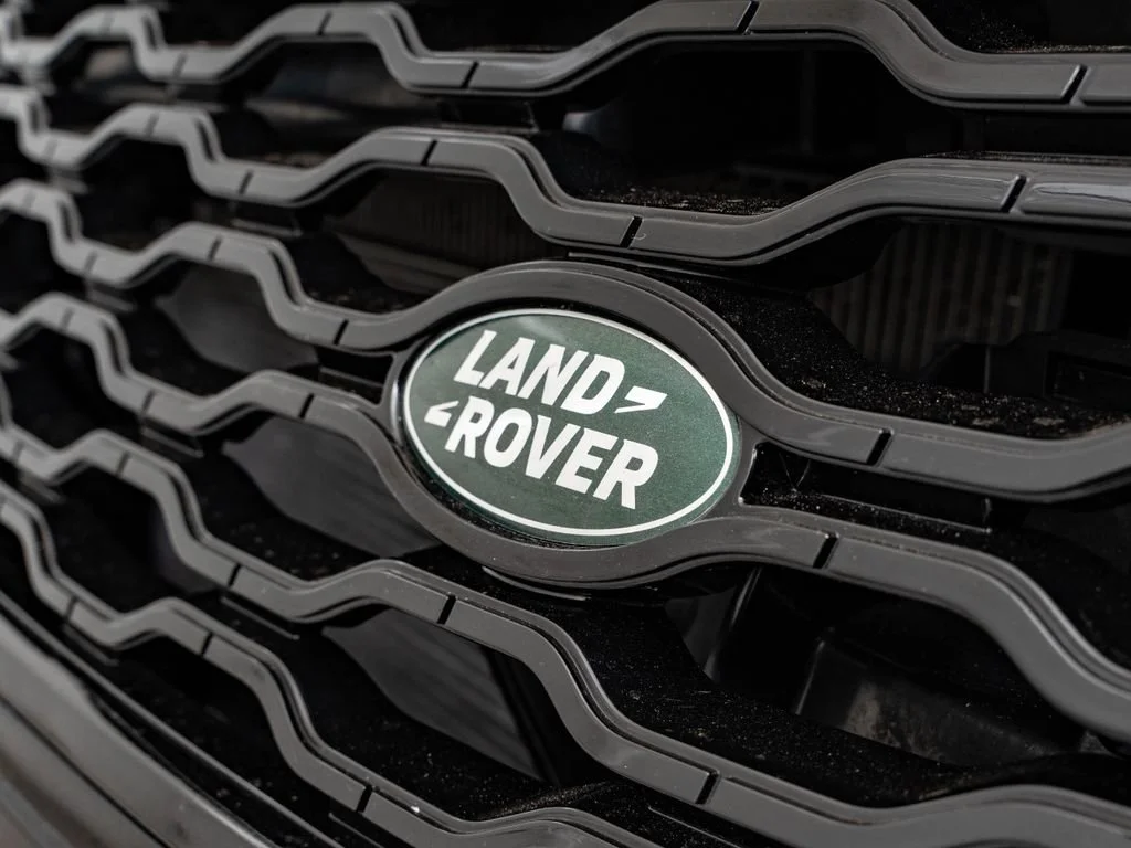 Used 2019 Santorini Black Metallic Land Rover R-Dynamic SE image 3