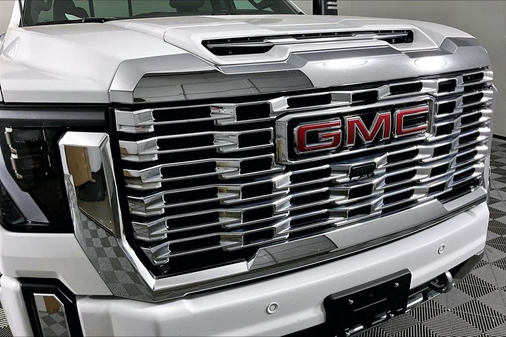 Used 2025 White GMC Denali image 31