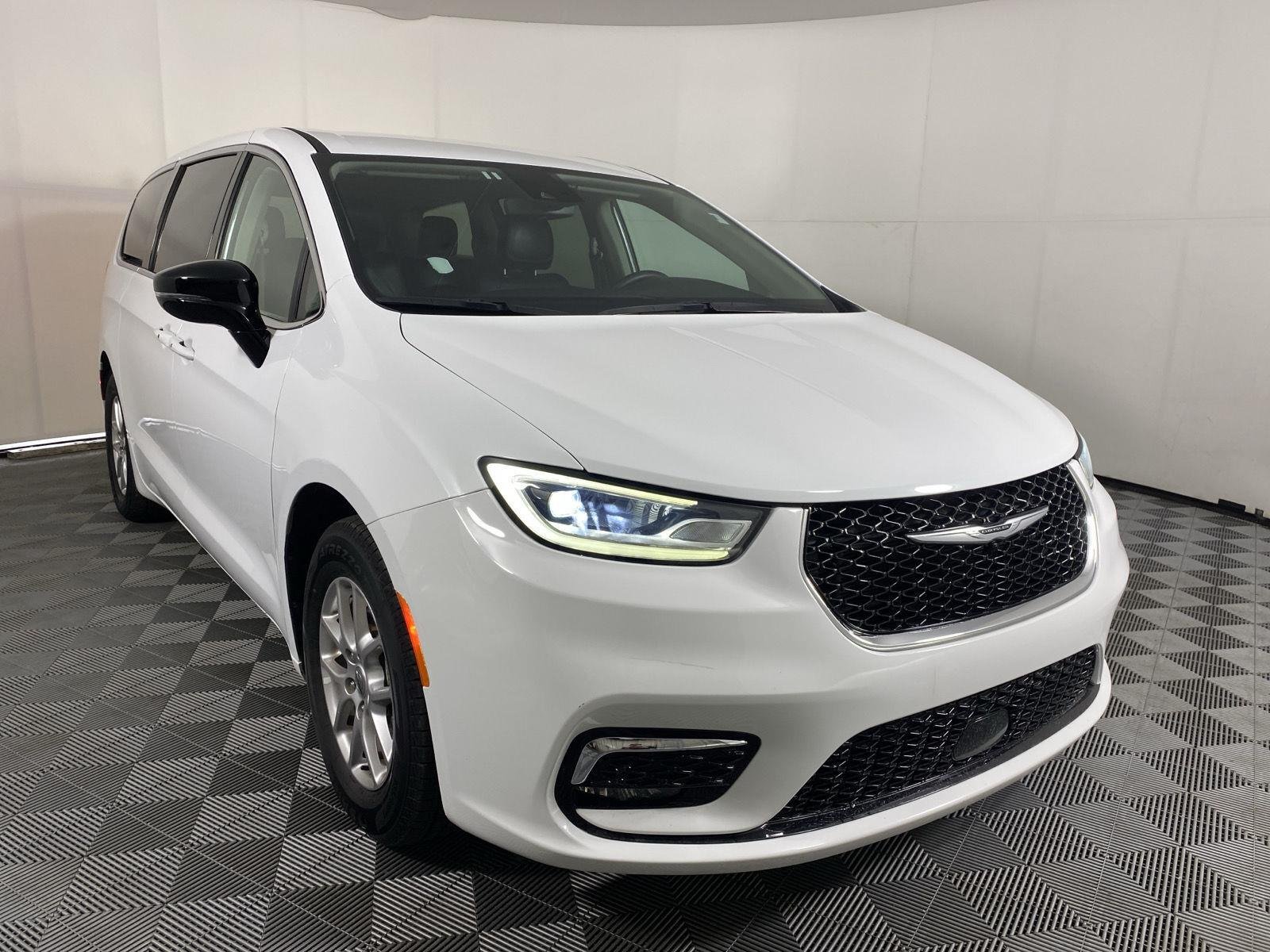 Used 2024 Bright White Clearcoat Chrysler Touring L image 11