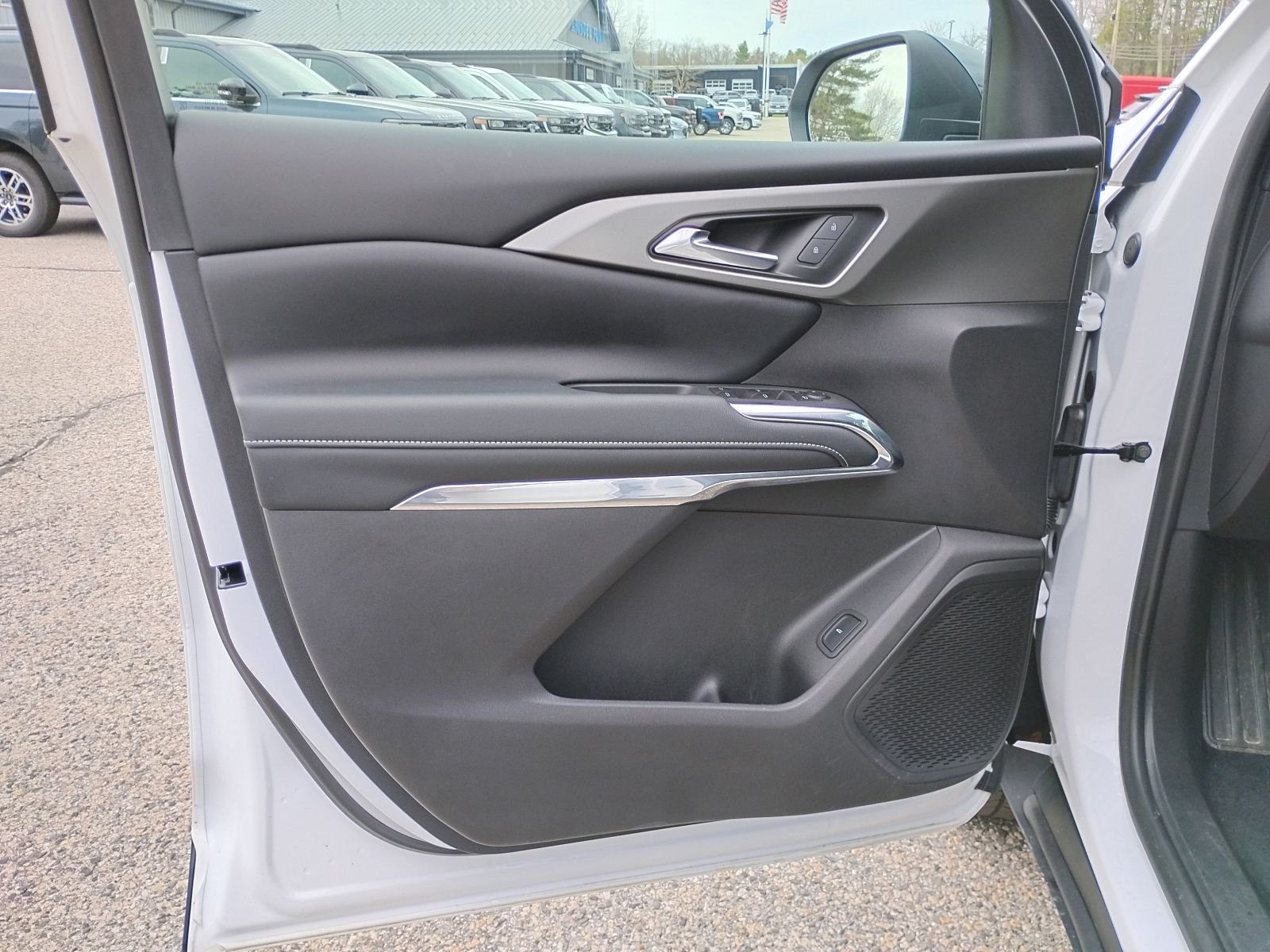Used 2025 White Chevrolet LT image 17