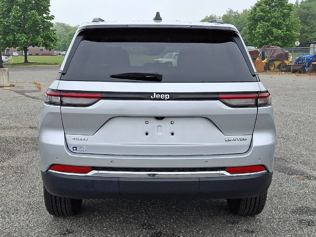 Used 2022 Silver Jeep Limited 4x4 image 10