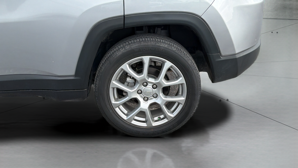 Used 2022 Silver Jeep Latitude Lux image 16