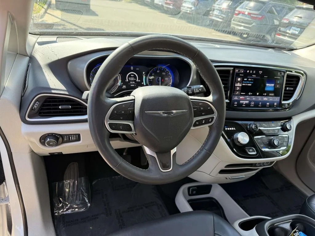 Used 2024 White Chrysler Touring L image 2