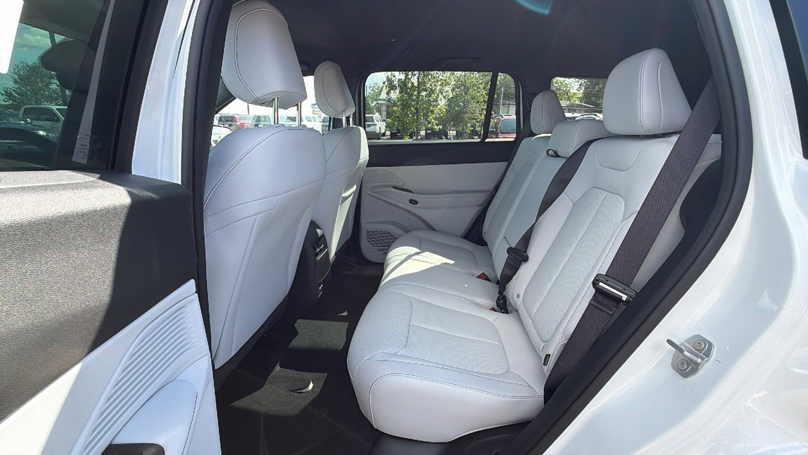 New 2026 Bright White Clear-Coat Exterior Paint Jeep Limited image 15