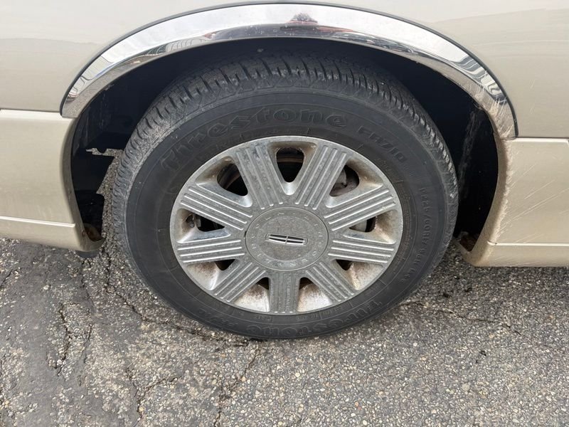 Used 2005 Beige Lincoln Signature image 16