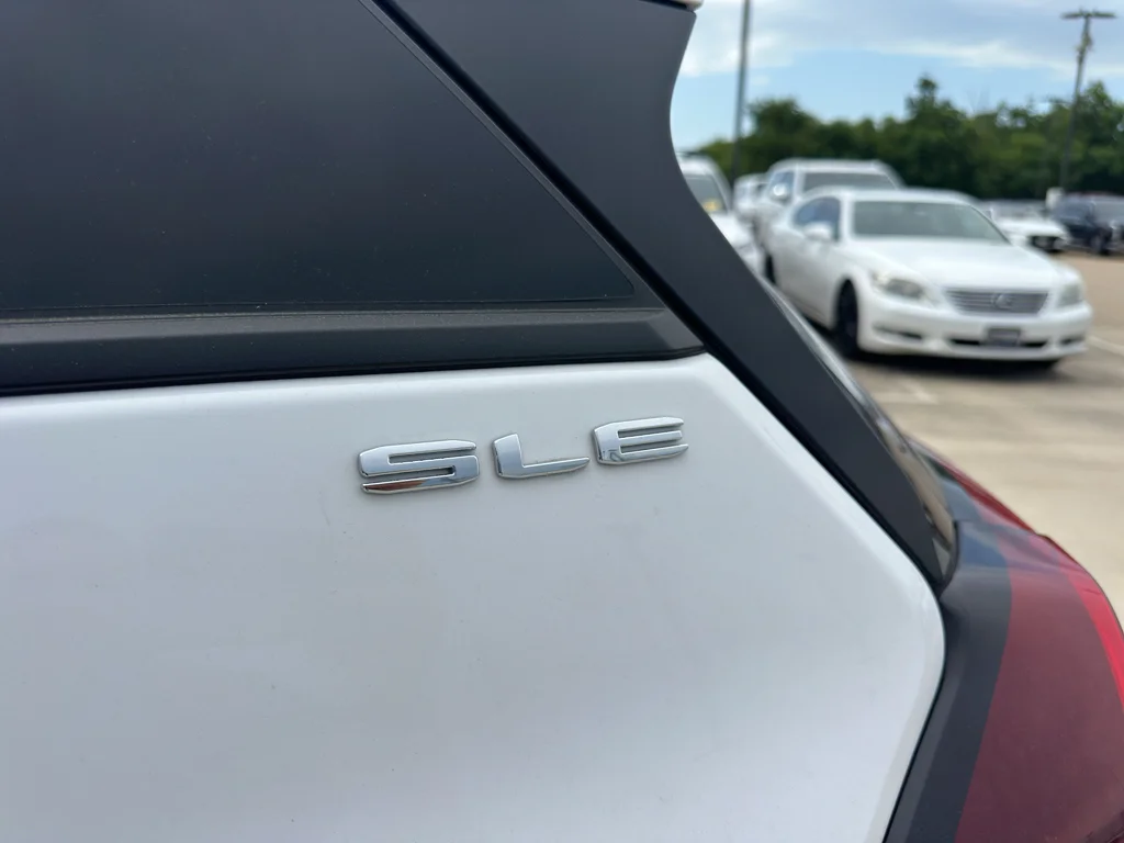 Used 2022 Summit White GMC SLE image 23