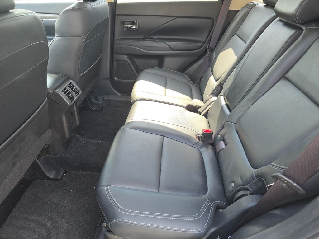 Used 2019 Labrador Black Metallic Mitsubishi  image 17
