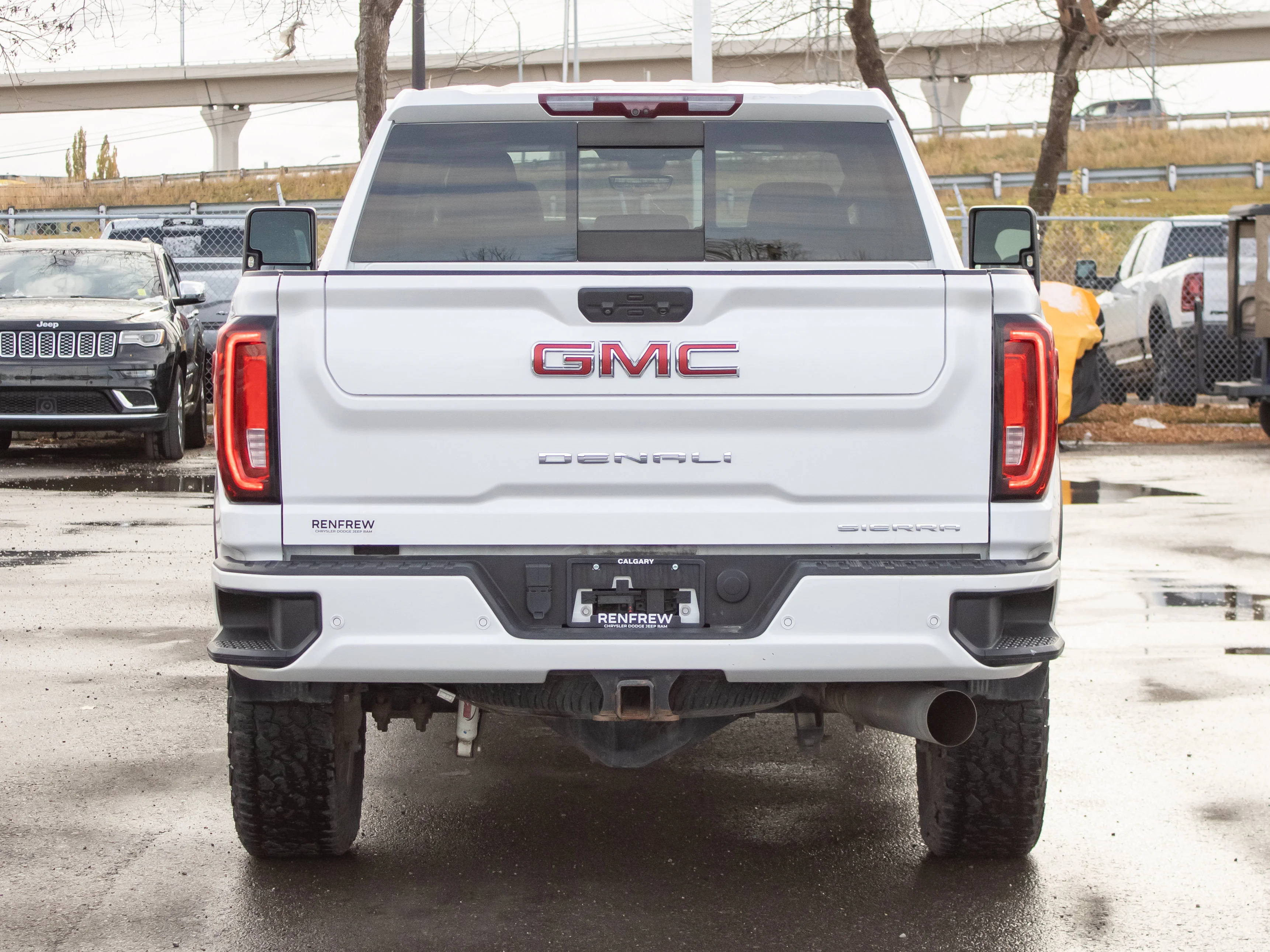 Used 2021 White GMC Denali* Crew Cab 4x4, Duramax, Trailering Package, Heated/Ventilated Seats & Wheel, Sunroof image 12