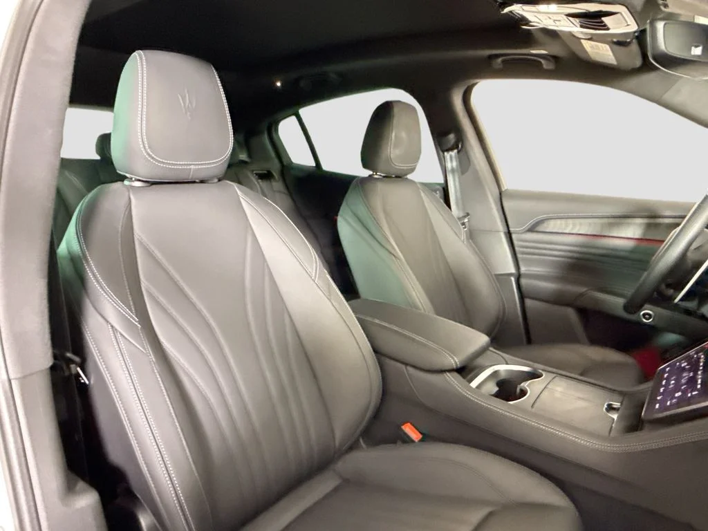 Used 2025 Bianco Maserati Base image 16