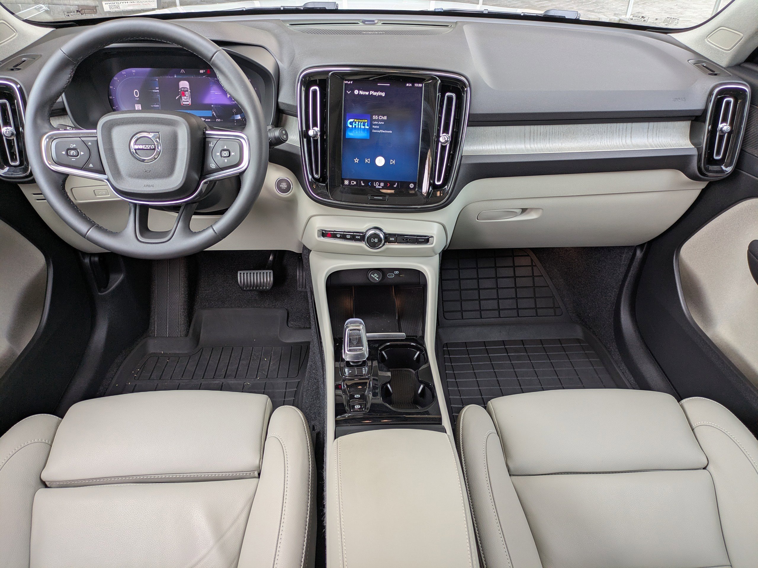 2025 Volvo XC40 Plus - Photo 14