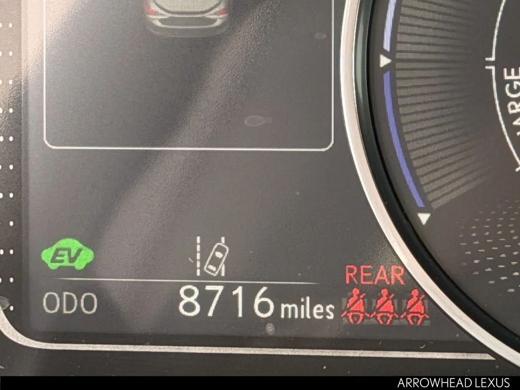 Used 2025 Silver Lexus 300h image 38
