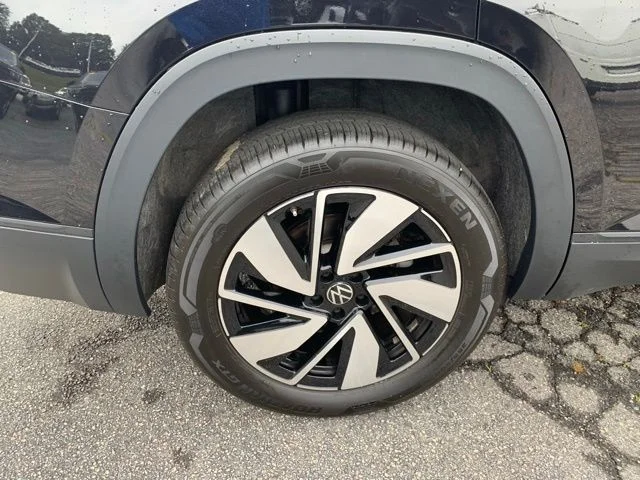 Used 2025  Volkswagen 2.0T SE w/Technology image 39