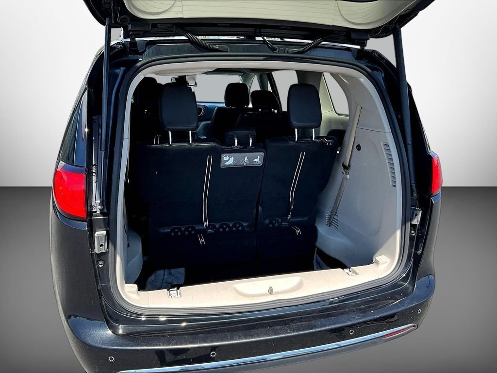Used 2020 Black Chrysler Touring L image 7