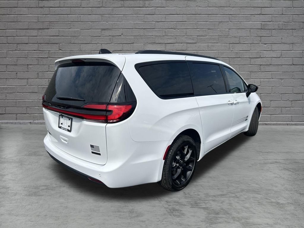 New 2027 Bright White Clear-Coat Exterior Paint Chrysler Select image 6