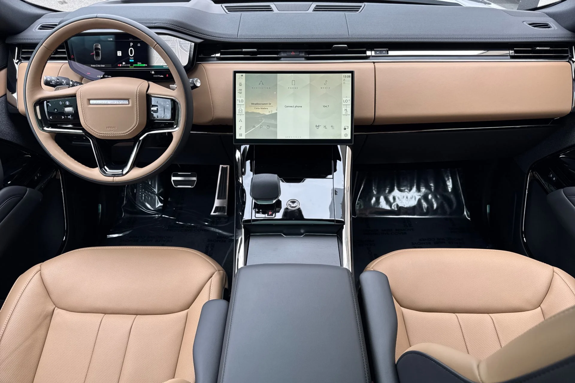 New 2026 FUJI WHITE Land Rover Dynamic SE image 3