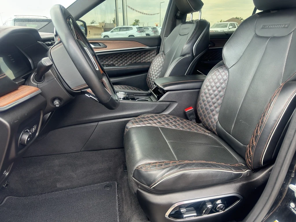 Used 2022 Diamond Black Crystal Pearlcoat Jeep Summit image 10