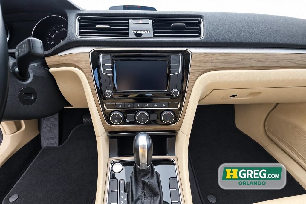 Used 2018 Deep Black Pearl Metallic Volkswagen 2.0T SE image 11