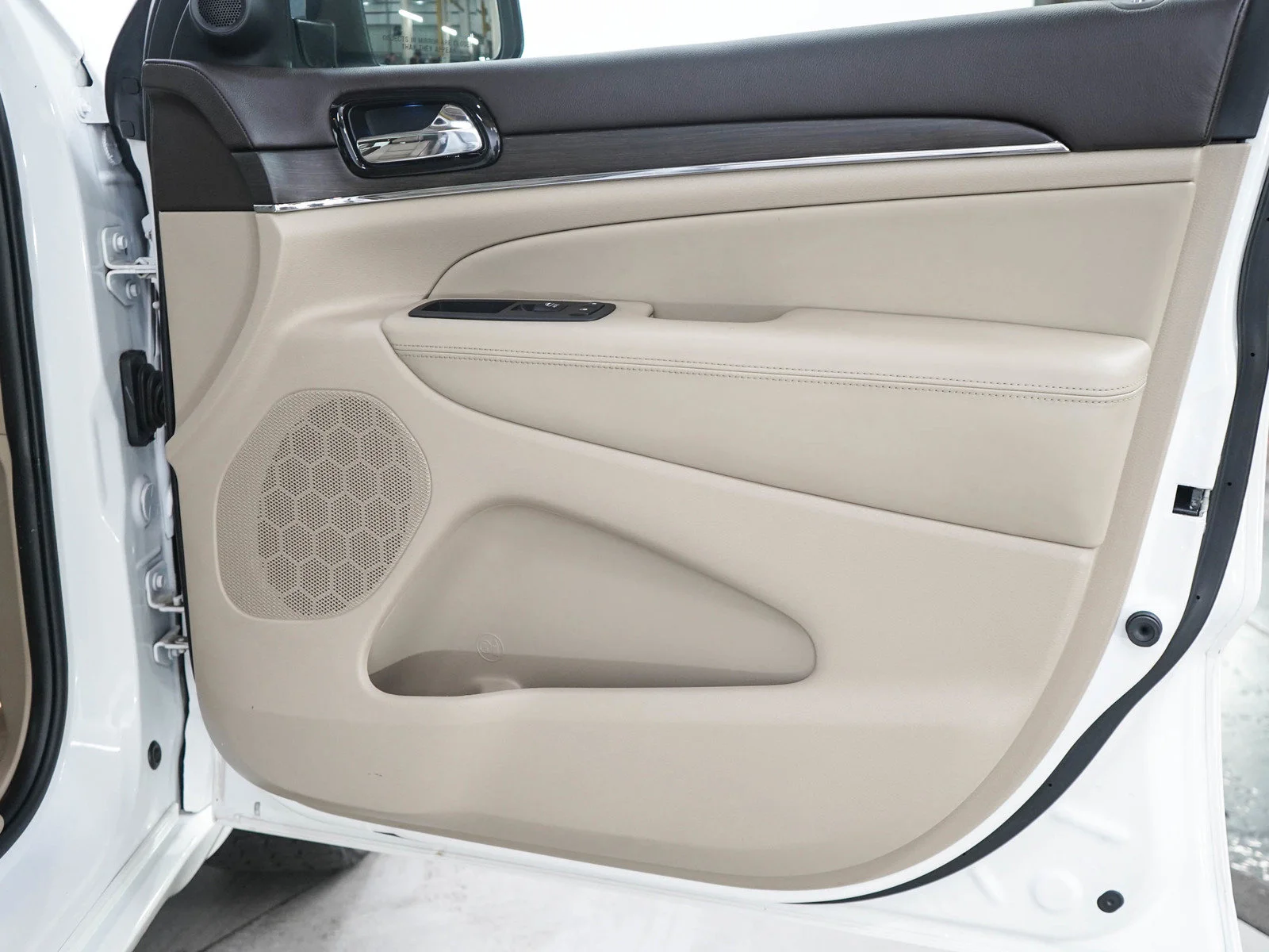 Used 2021 Ivory 3-Coat Jeep Overland image 9