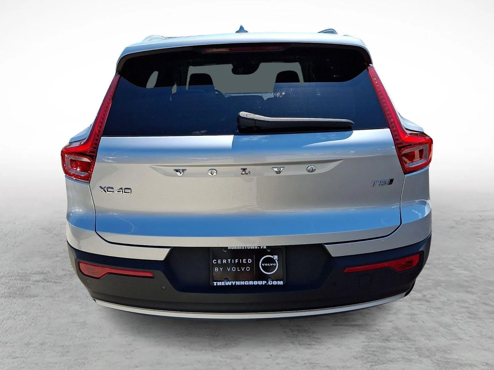 Used 2019 Bright Silver Metallic Volvo Momentum image 5