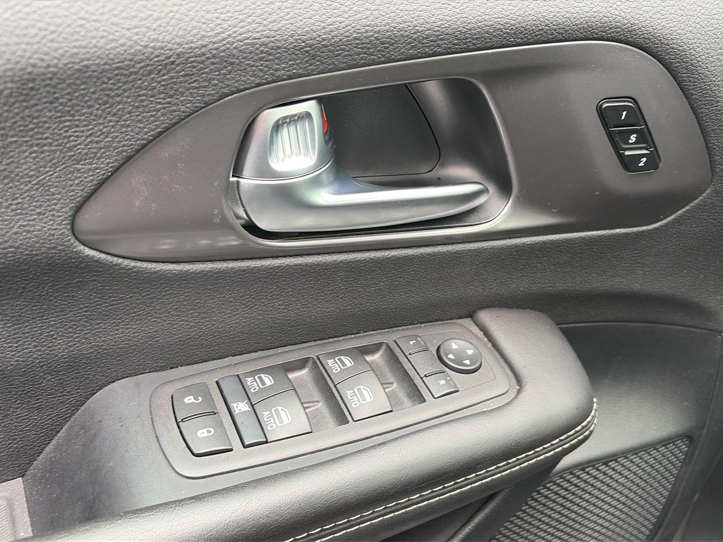 Used 2026 Diamond Black Crystal Pearlcoat Chrysler Select image 8