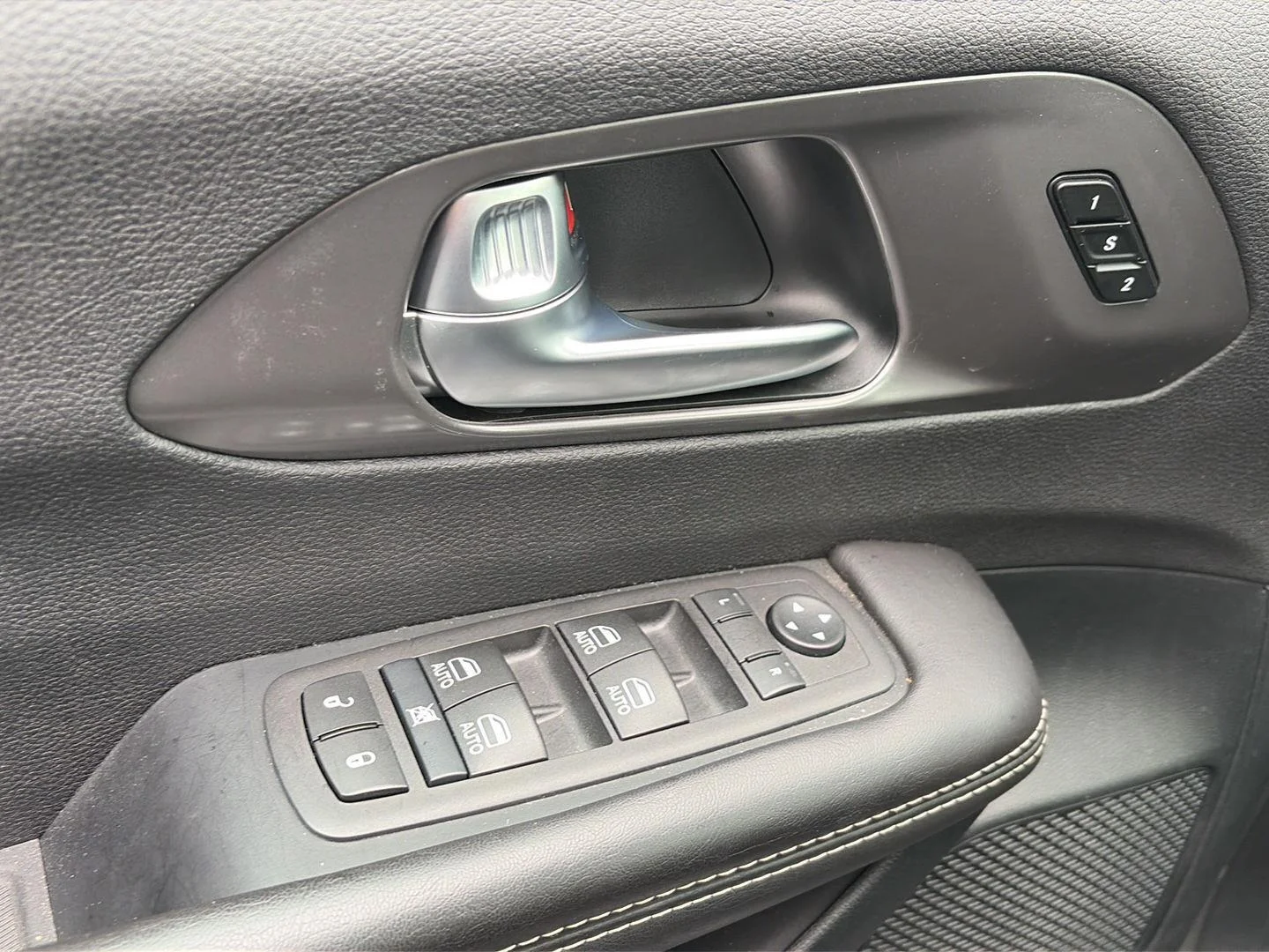 Used 2026 Diamond Black Crystal Pearlcoat Chrysler Select image 8