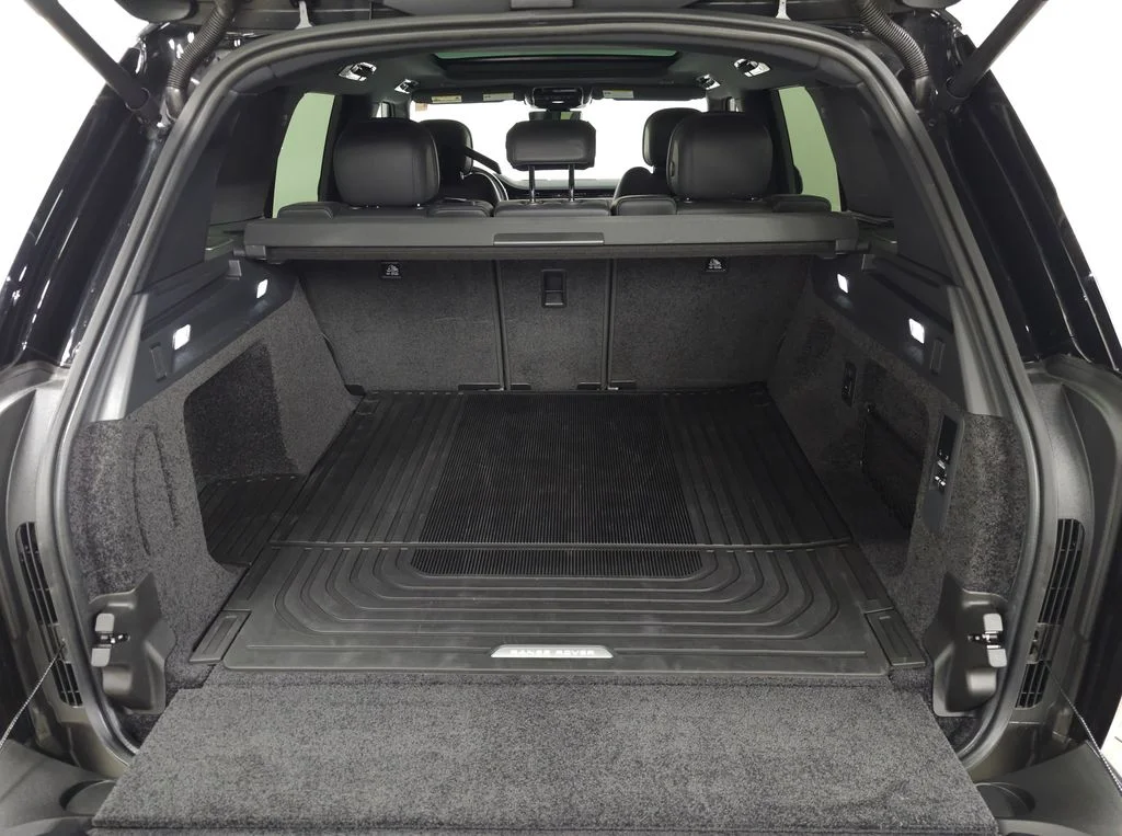 Certified Used 2025 Black Land Rover SE image 5