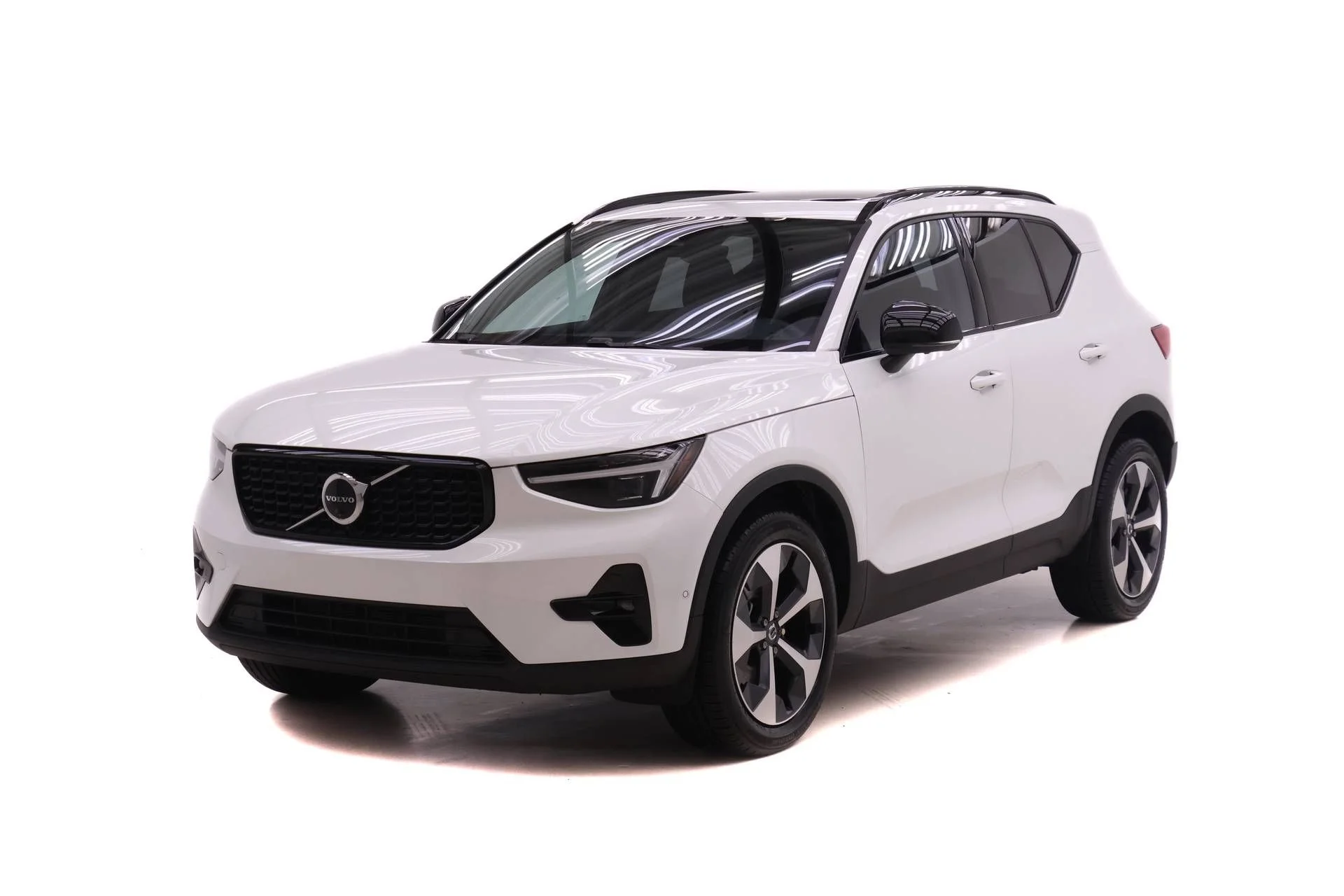 2026 Volvo XC40 B5 Plus Dark AWD's photo