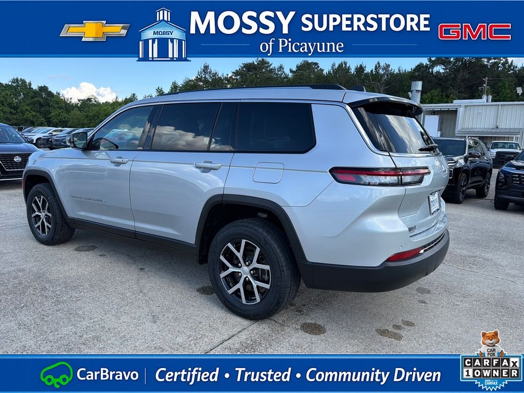 Used 2023 Silver Jeep Limited image 4