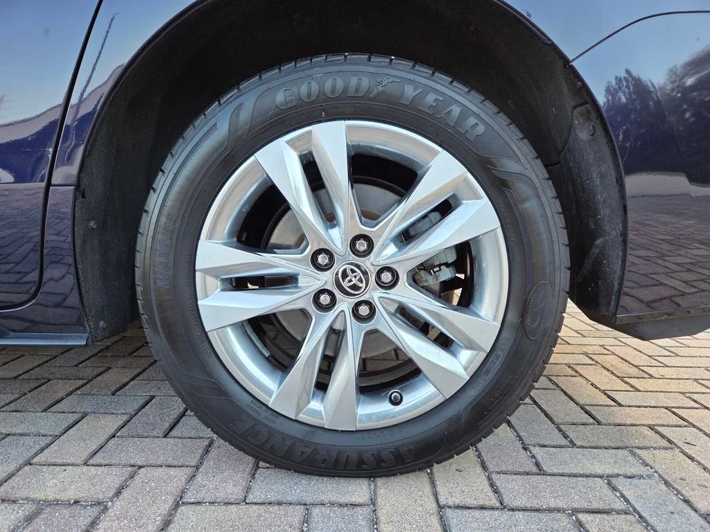 Used 2021  Toyota Limited image 21