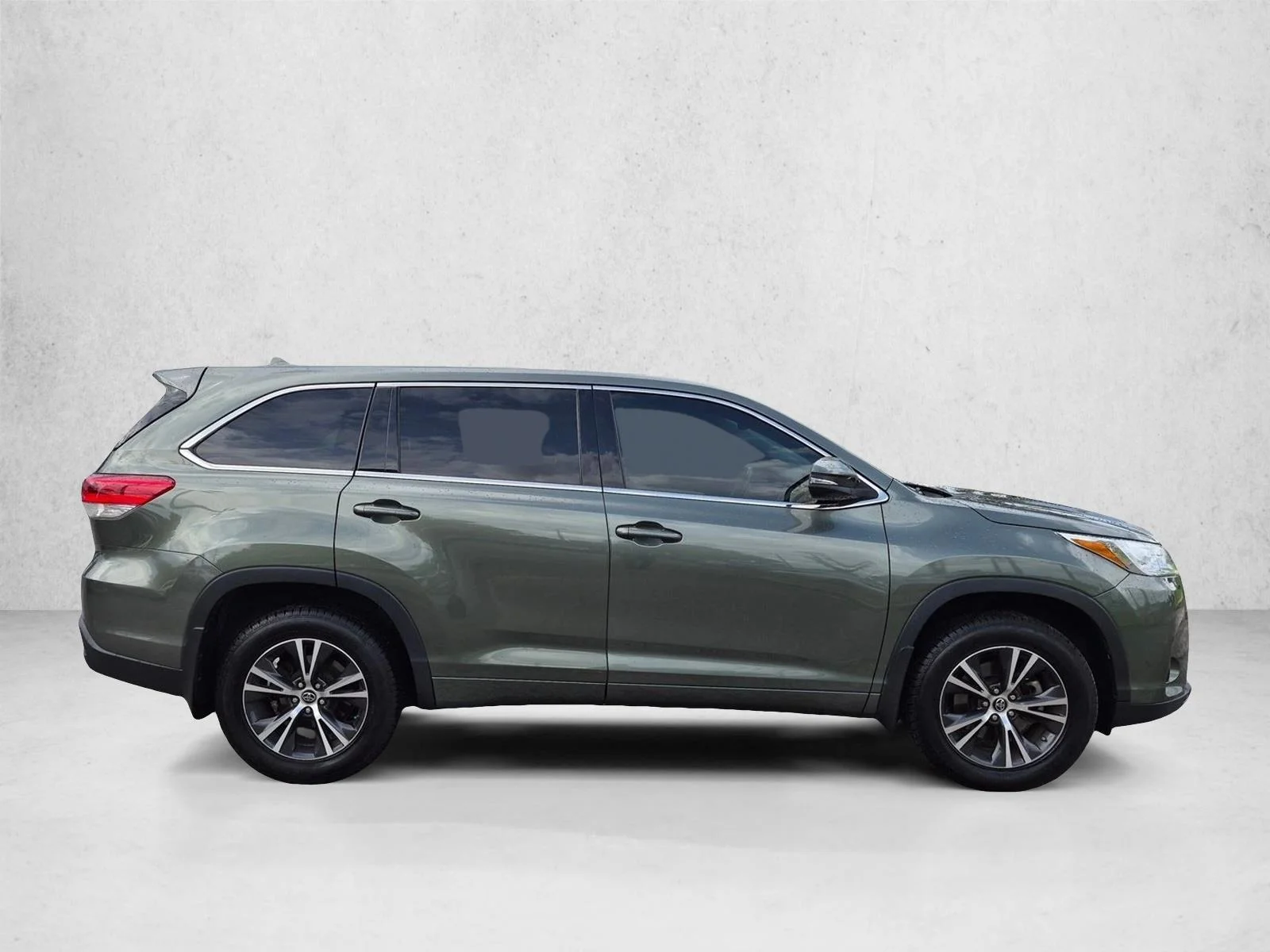 Used 2018 Alumina Jade Metallic Toyota LE Plus image 4