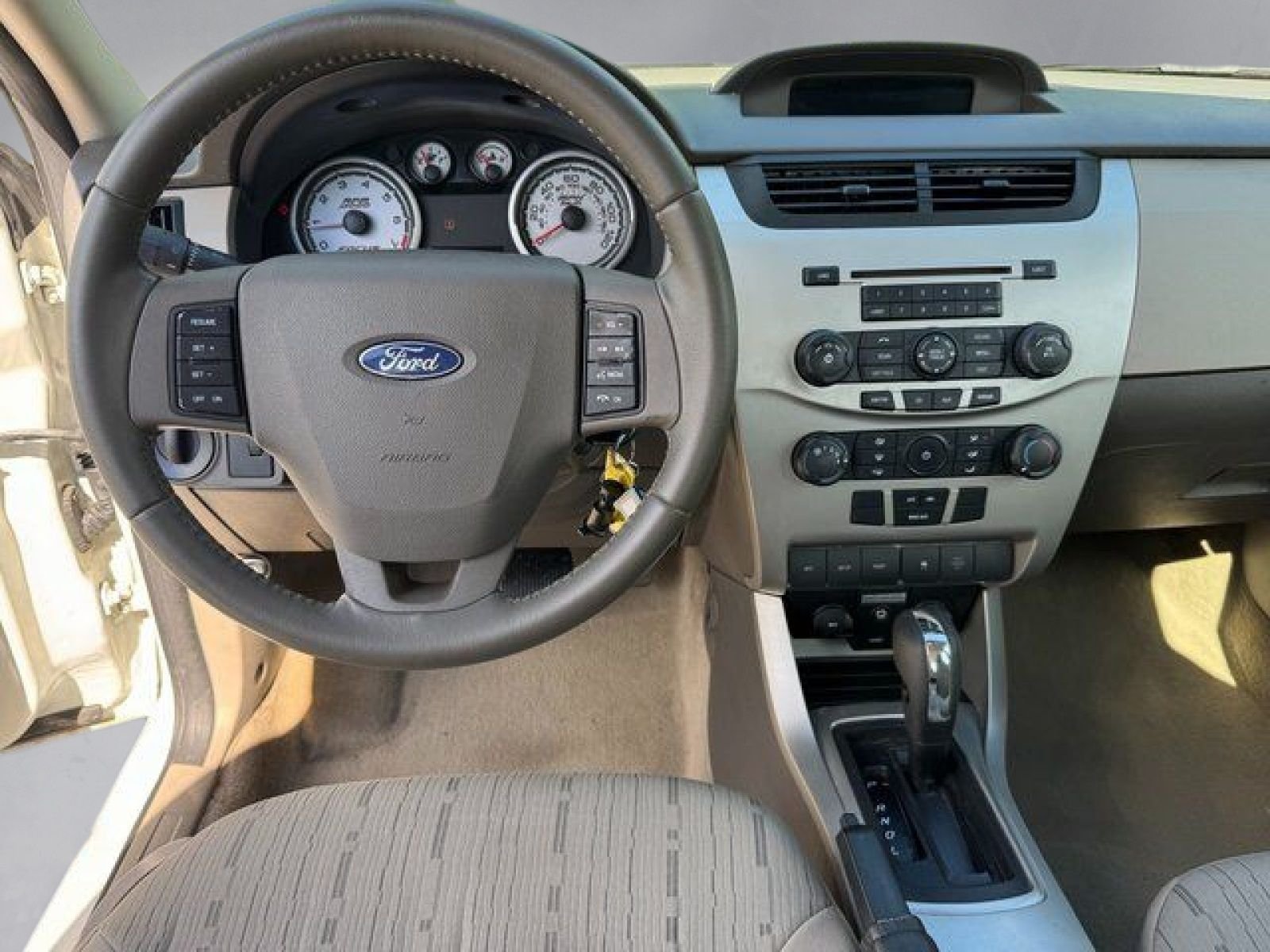 Used 2011 White Ford SE image 3