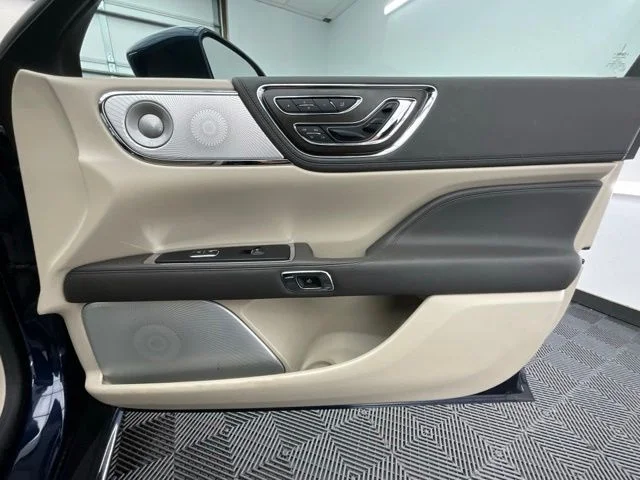 Used 2017 Black Lincoln Reserve image 14