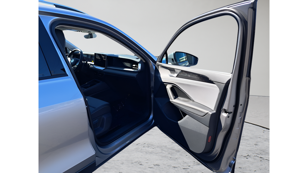 2025 Volkswagen Tiguan SE - Photo 16